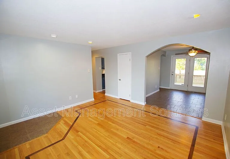 723 Riderwood Dr — Photo 4