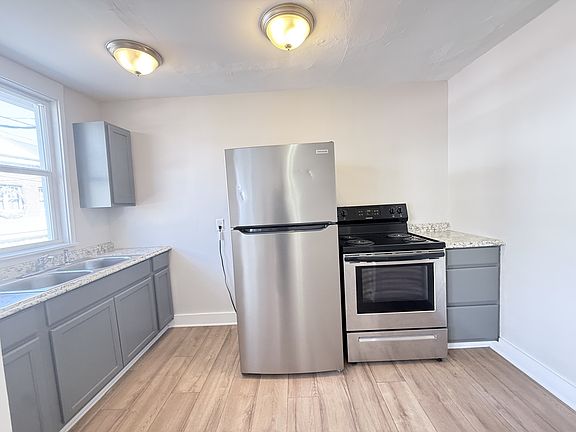 3rd image of 110 E Market St #6