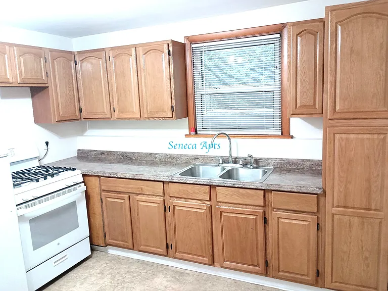 210 Seneca Ave #1 — Photo 2