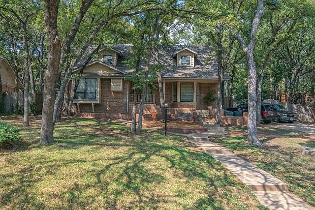 1st image of 804 Live Oak Ln
