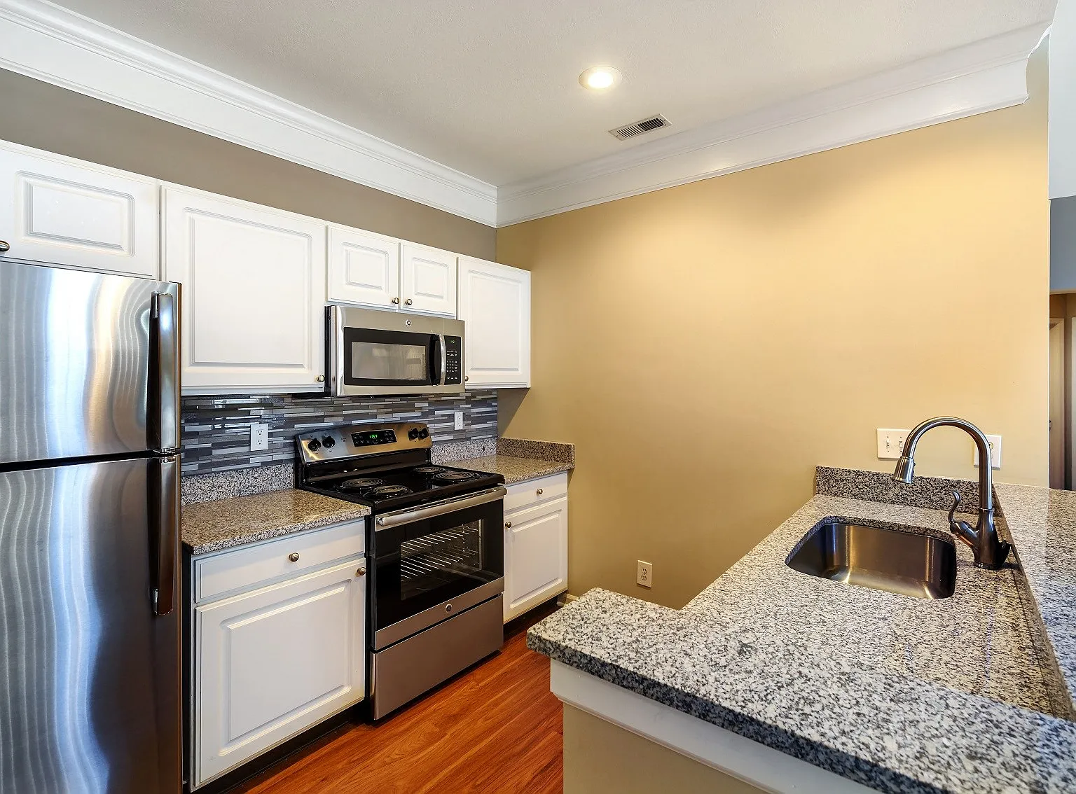 Christopher Wren Apartments and Townhomes — Photo 3