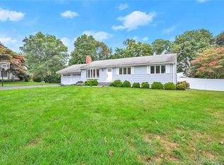 29 Parkway Dr, Trumbull, CT 06611