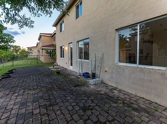 5th image of 947 NW 205th St