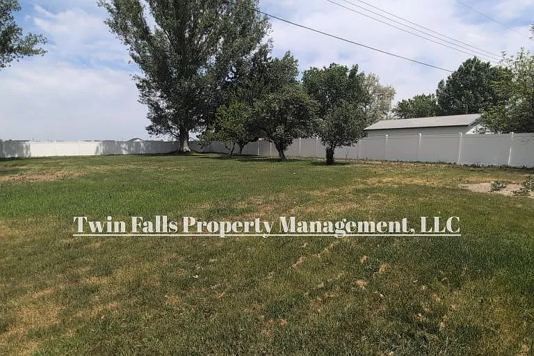 3073 Vickie Ln — Photo 35