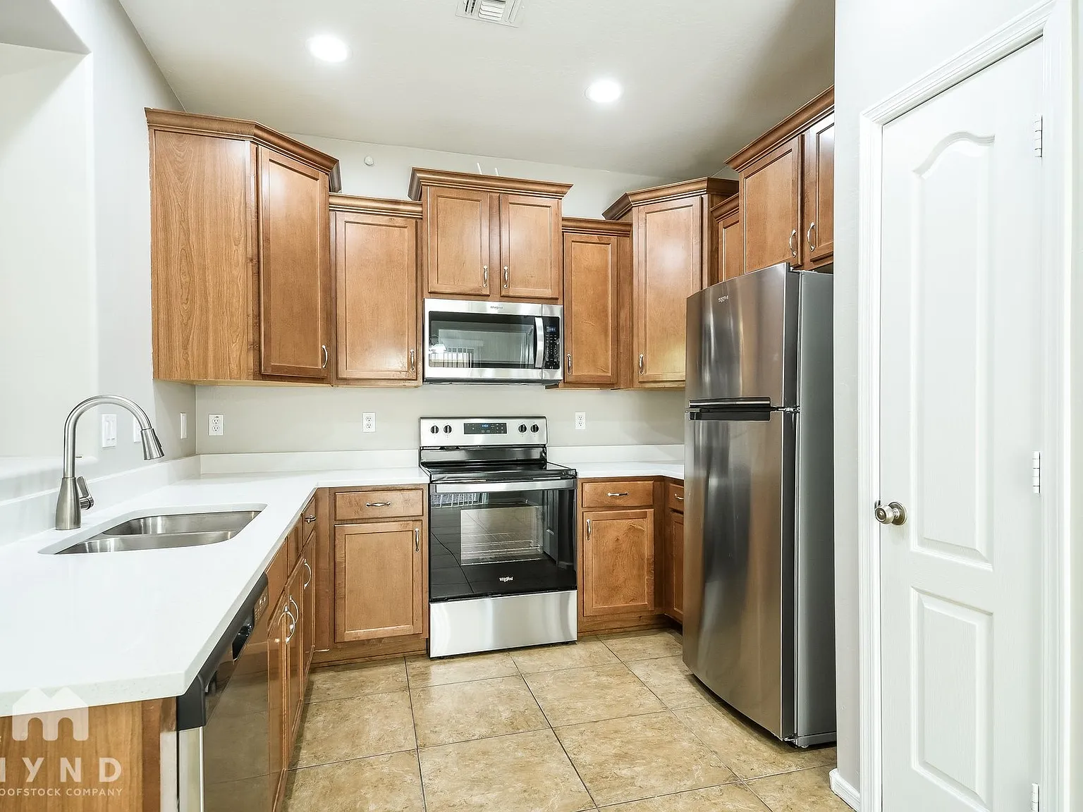 3 bed, 2.5 bath, 1573 sqft, $2,045 — Photo 2