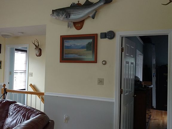 Bdr's on L & R + stairwell