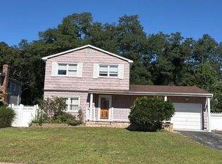 32 Sylvia Cir, Holbrook, NY 11741
