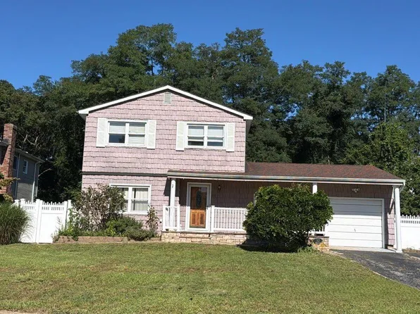 32 Sylvia Circle, Holbrook, NY 11741