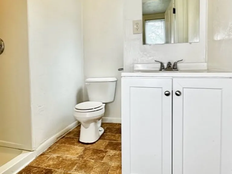 208 S Webster Ave — Photo 12