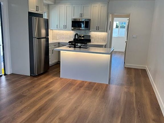 4th image of 2604-2606 S Aviation Blvd #2604E