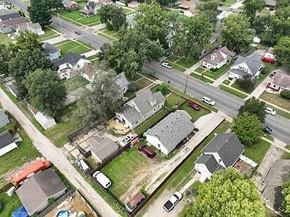 4th image of 2821 E Walnut St