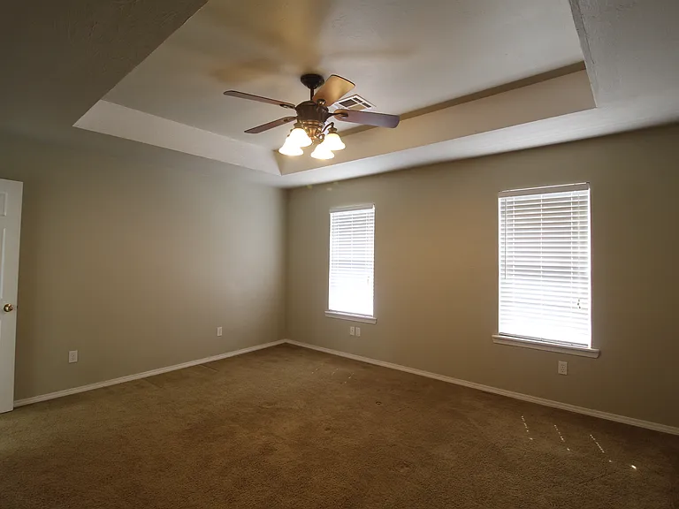 911 Lauren Ln — Photo 6