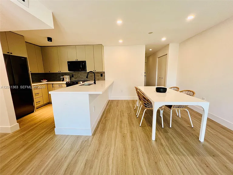 1900 Meridian Ave #306 — Photo 6