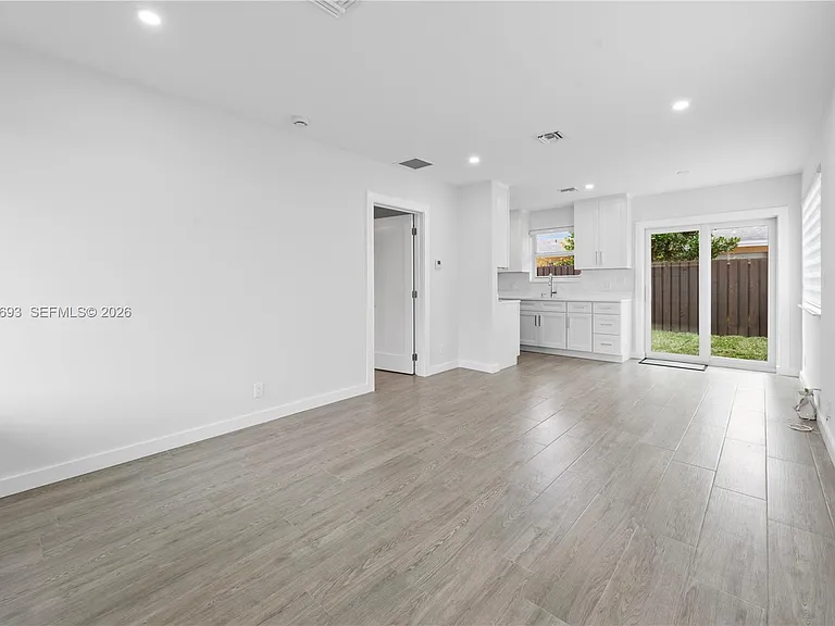 831 NE 40th St #3 — Photo 8