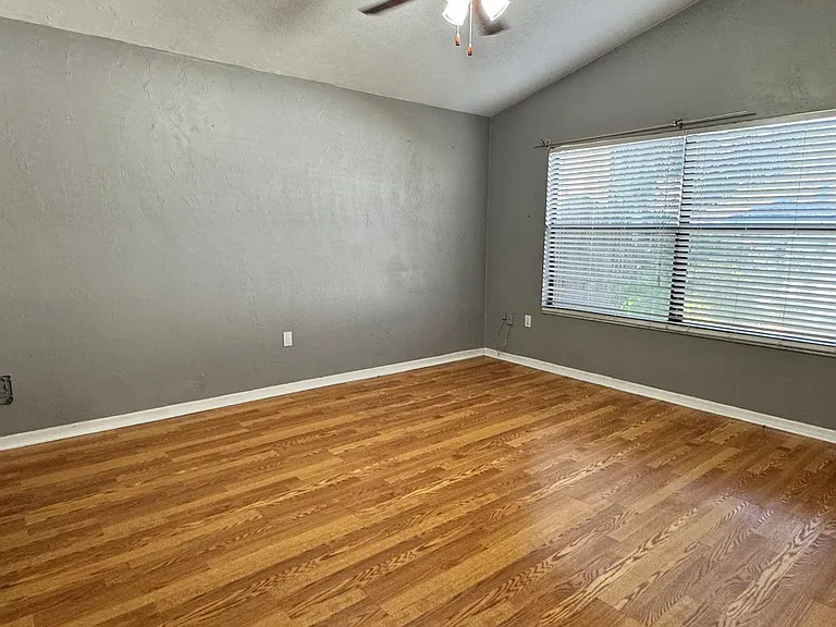 2122 NE 39th Ave — Photo 12