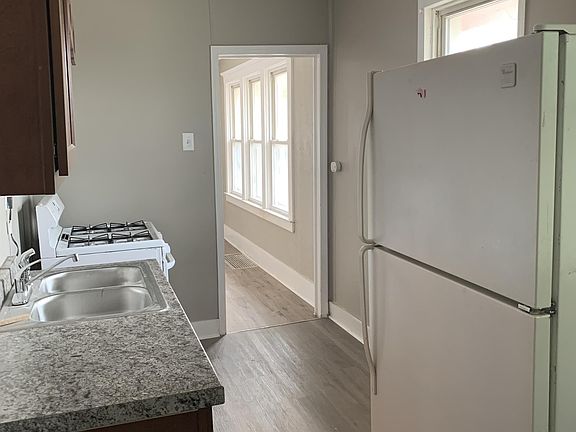 3rd image of 4278B Pitt St