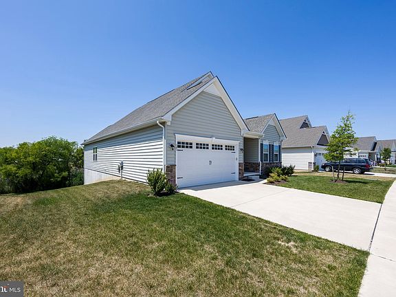 4th image of 247 Anglesey Dr