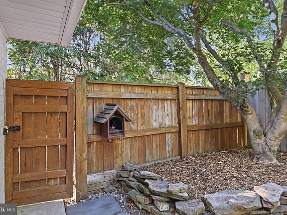 5th image of 478 Wasp St