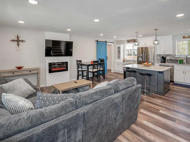 6575 W Cedar Ave — Photo 2