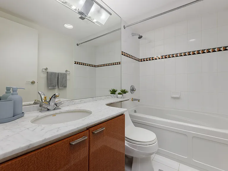 1288 Alberni St #1604 — Photo 16