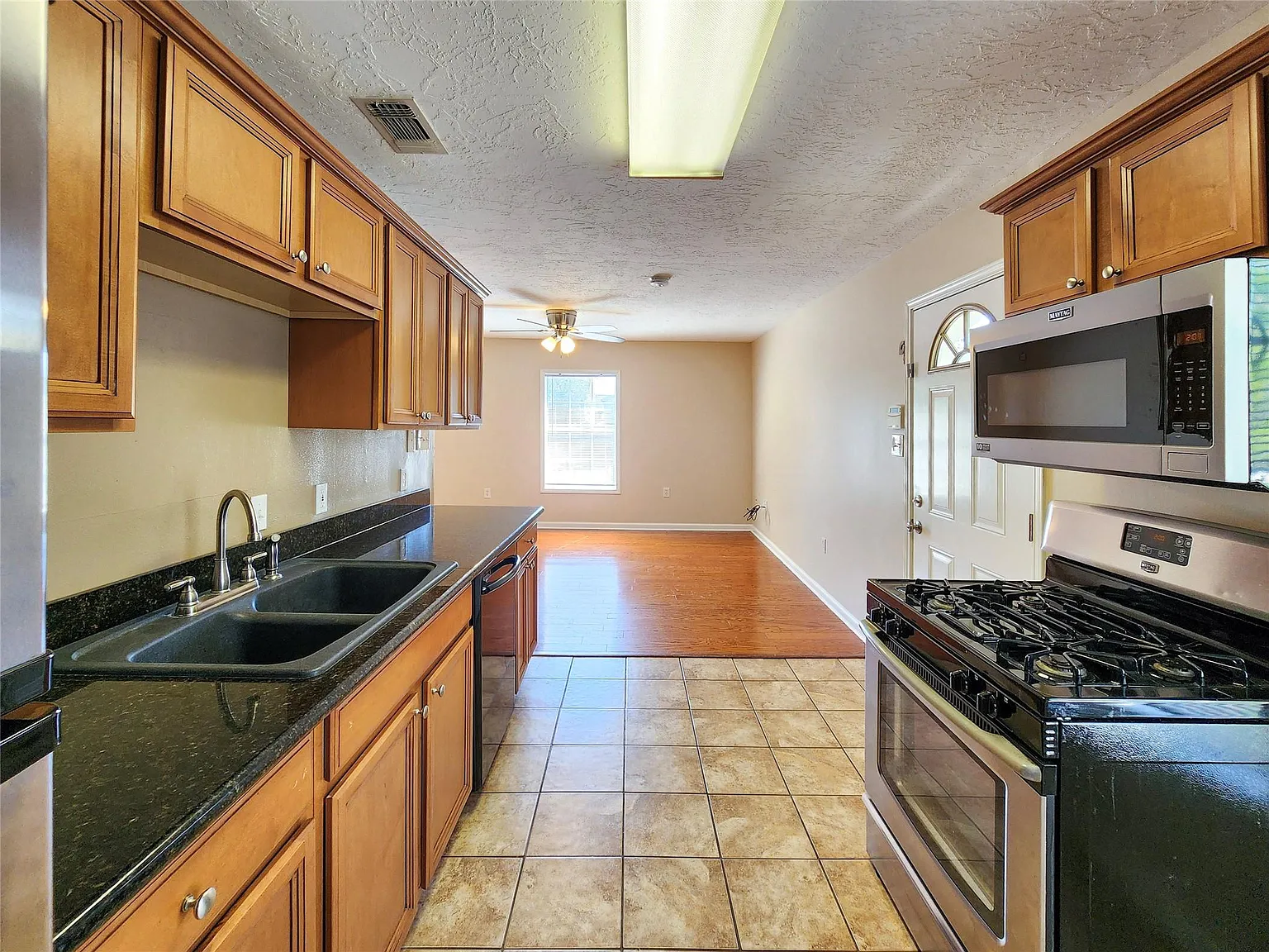 2 bed, 1.0 bath, 820 sqft, $1,600 — Photo 4