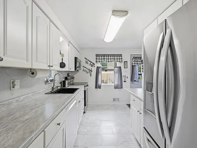 210 Pontiac Ave — Photo 6
