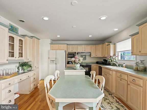 5th image of 218 Point Rd