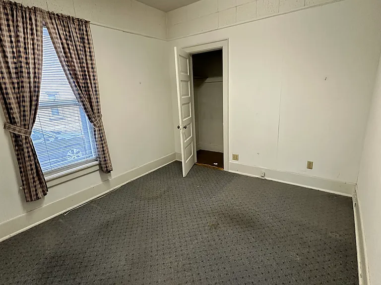 1524 N Farwell Ave — Photo 7