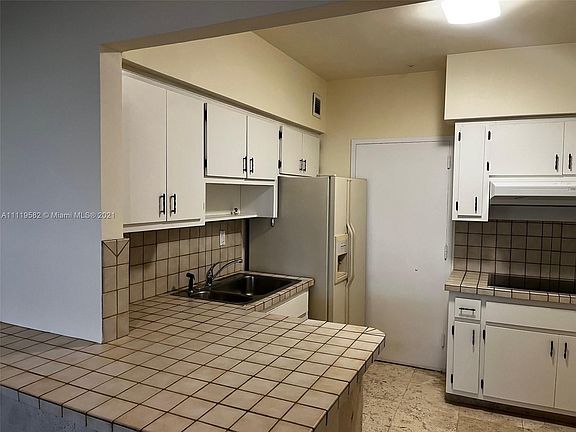 3rd image of 2121 N Bayshore Dr APT 1415