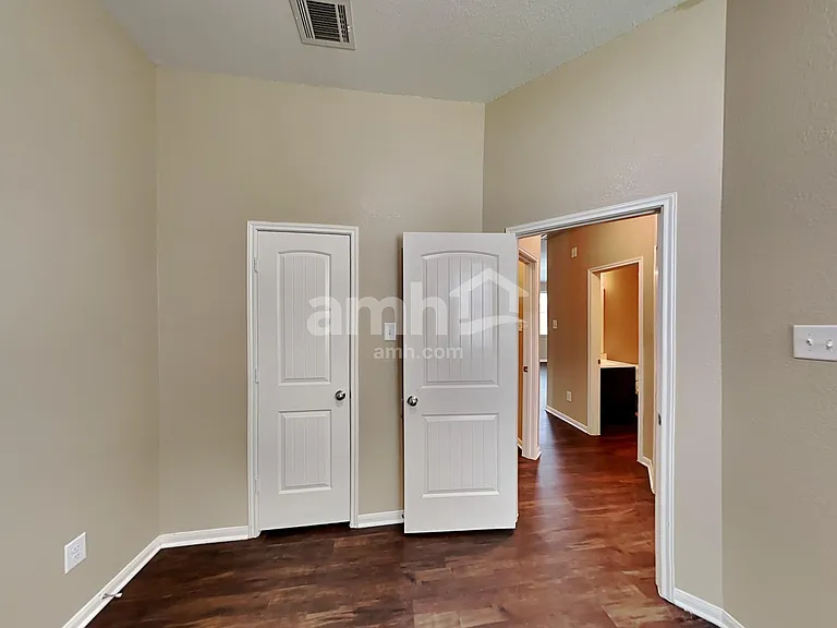 2324 Shady Tree Ln — Photo 18
