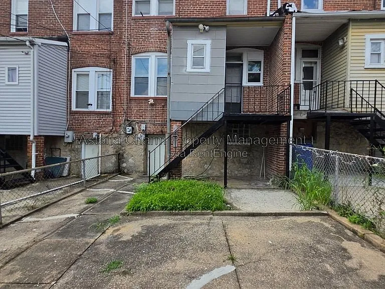 3016 Pelham Ave — Photo 4