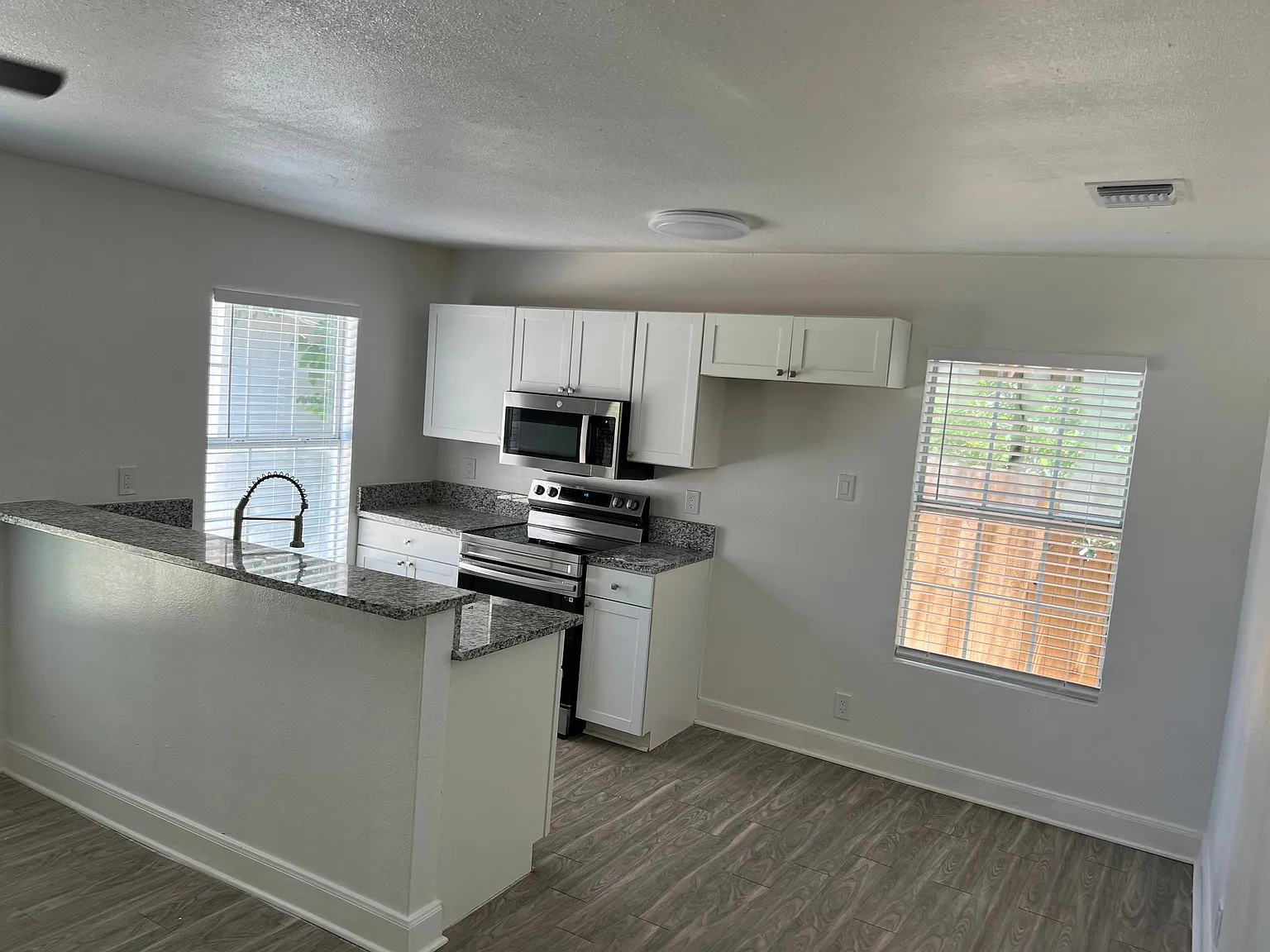 Charming Single Unit Home in San Antonio | 818 Hampton St | $1350/mo — Photo 4
