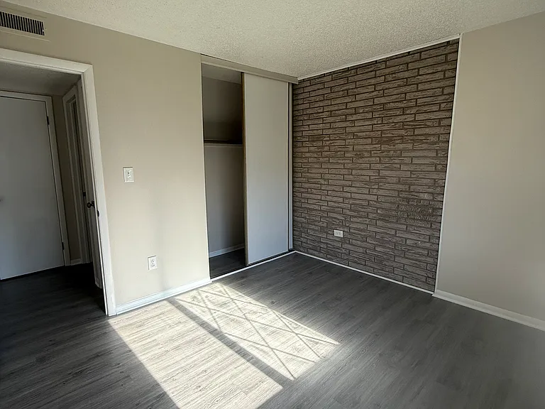 2265 Clinton St #4 — Photo 10