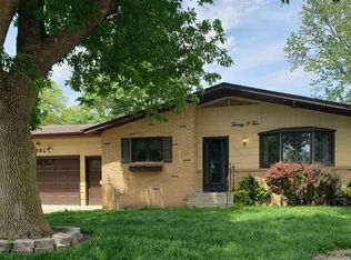 2002 Arbor Ave, Beatrice, NE 68310