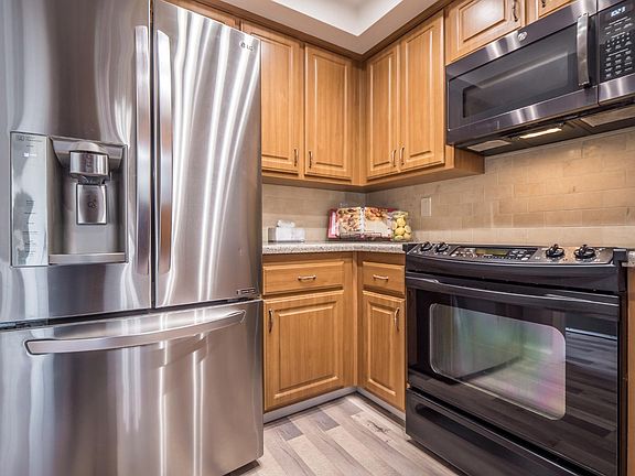 5th image of 556 Valley Forge Way #556