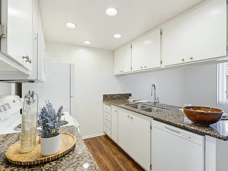 Sandpiper Apartments — Photo 7