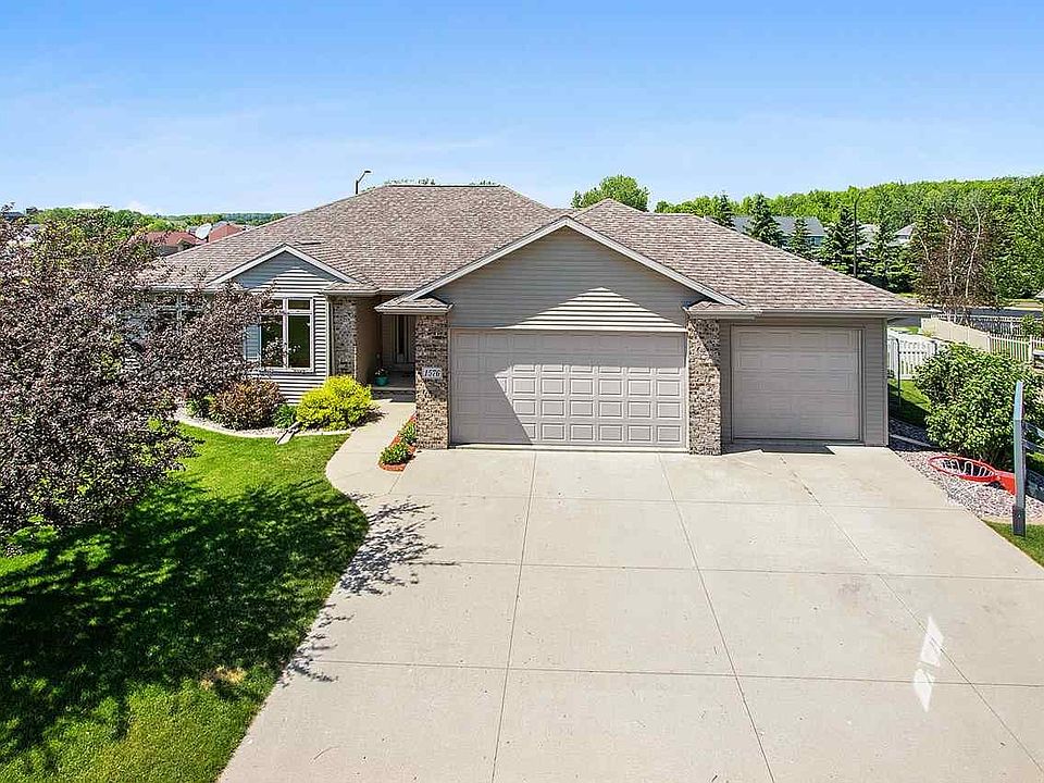 1576 Stone Hedge Court NEENAH