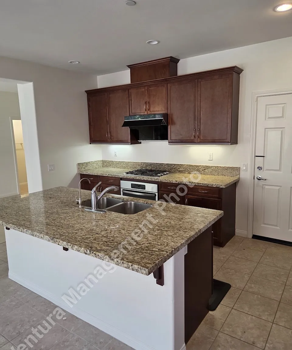 4 bed, 2.5 bath, 1971 sqft, $4,100 — Photo 3