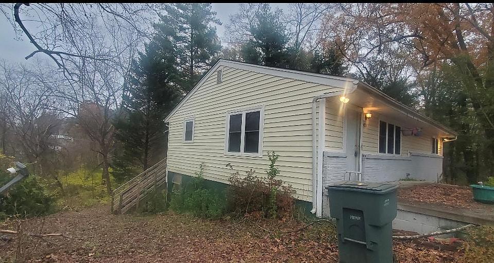 1st image of 924 W Garrison Blvd