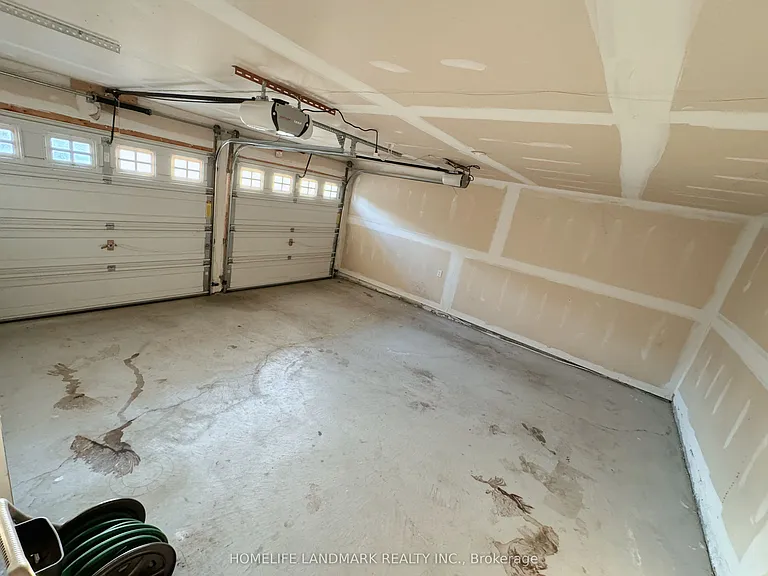 35 Hyacinth St — Photo 33