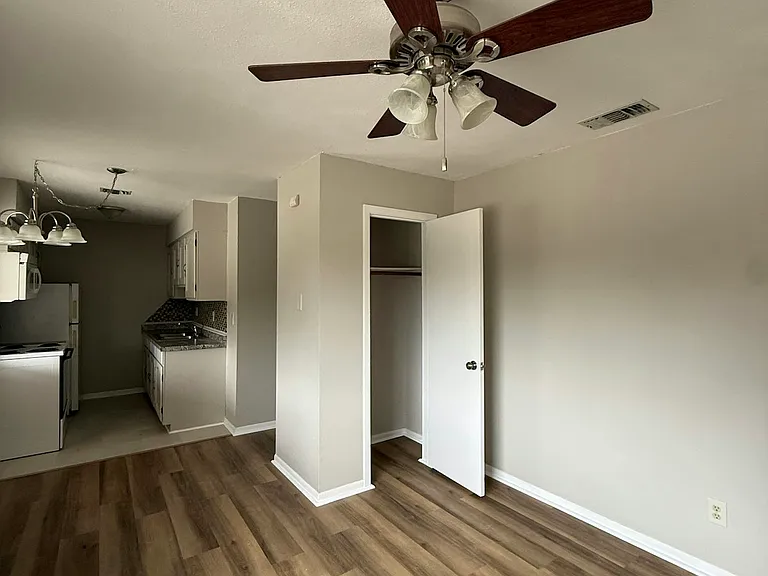 1690 Hofheinz St #B2 — Photo 12