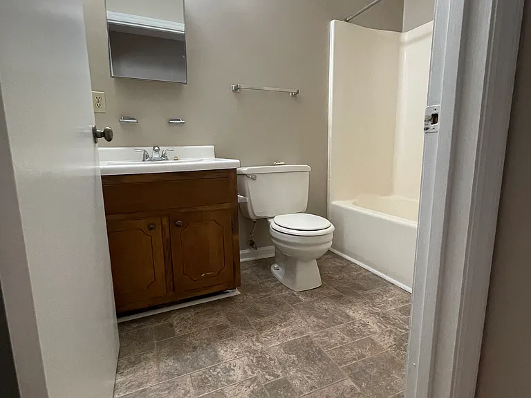 610 Greenwood Dr #D7 — Photo 9