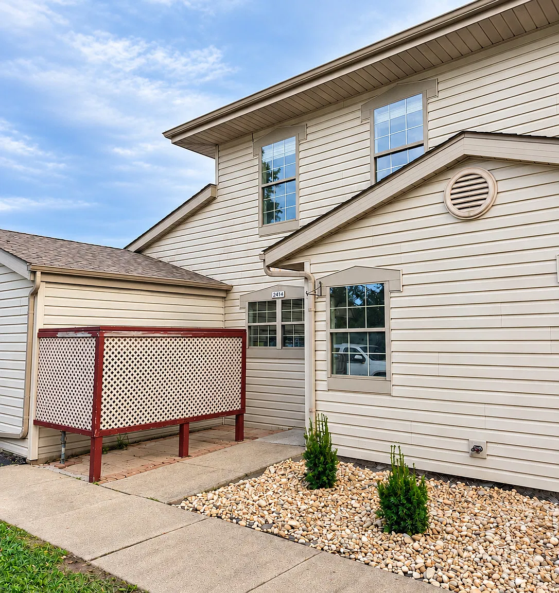 3 bed, 1.5 bath, 1200 sqft, $2,400 — Photo 1