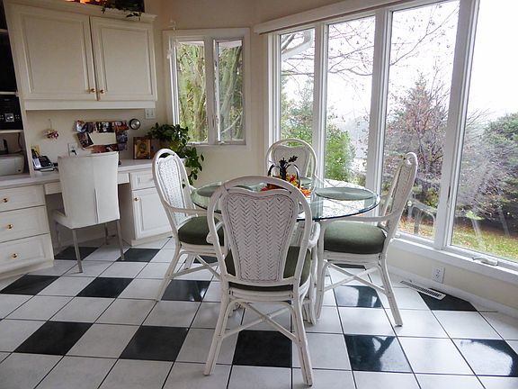 5th image of 1004 1st Ave NE