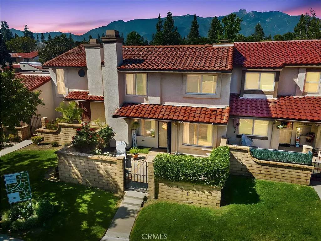 3 bed, 2.5 bath, 1480 sqft, $3,295 — Photo 2