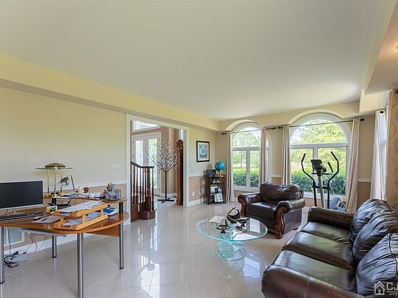 5th image of 17 Crest Circle Dr