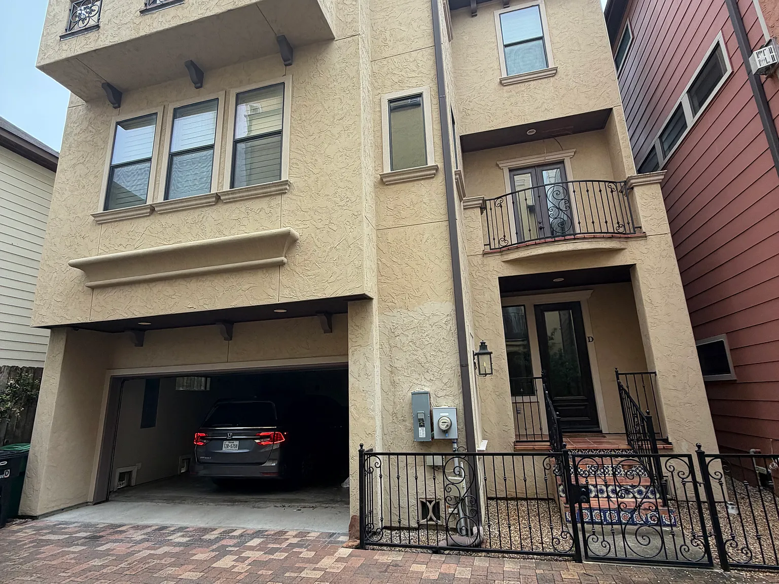 3 bed, 3.5 bath, 2300 sqft, $3,200 — Photo 2