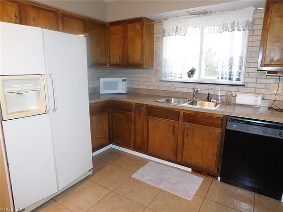 4th image of 8375 Barton Dr