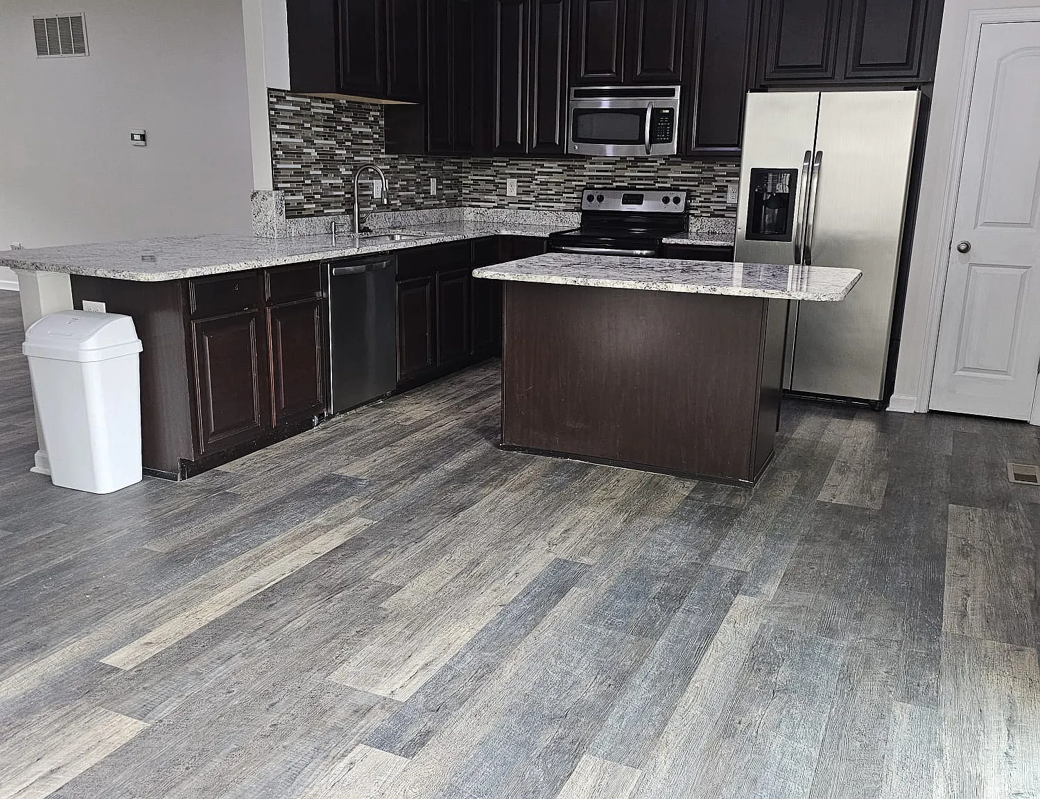 3 bed, 2.5 bath, 2425 sqft, $3,000 — Photo 4