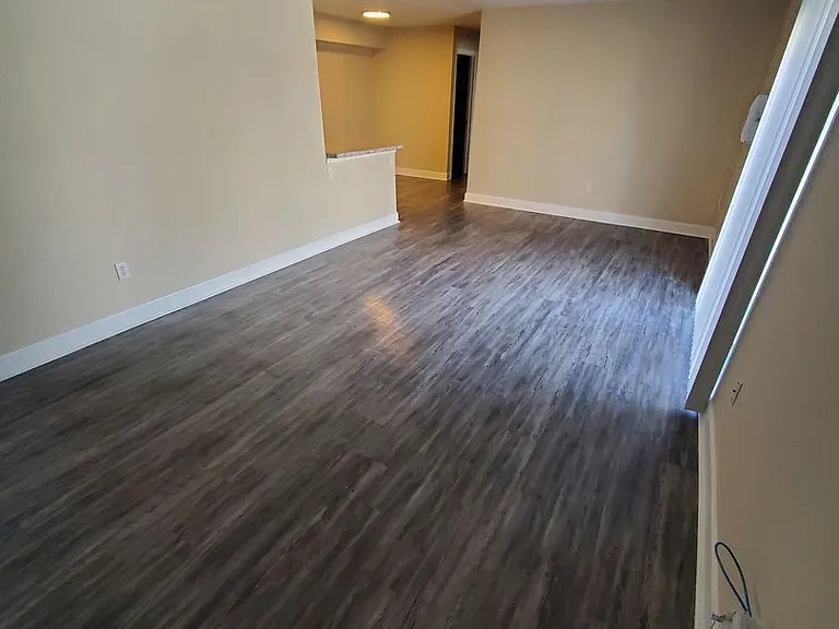 Saratoga Apartments - STA — Photo 9